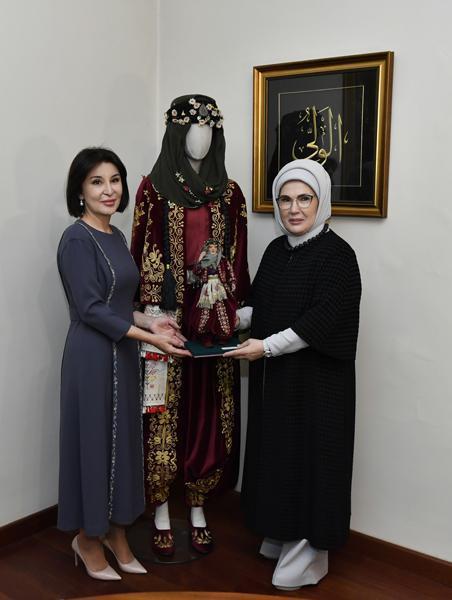Emine Erdoğan, Özbekistan Cumhurbaşkanının eşi Mirziyoyeva ile bir araya geldi