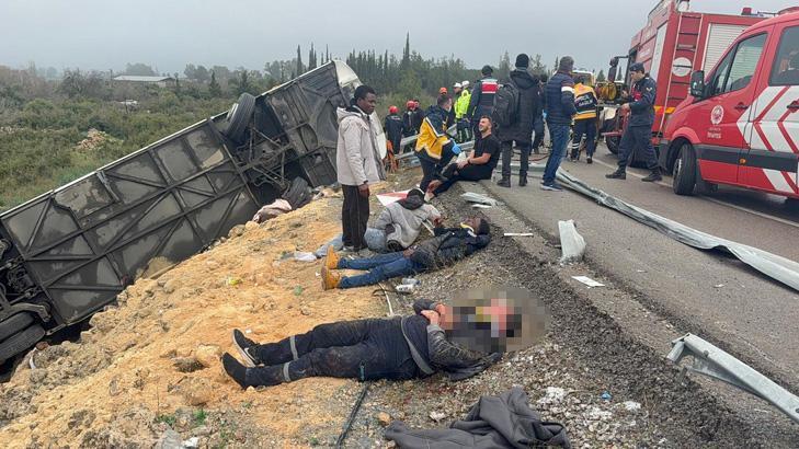 İki ilde katliam gibi kaza: 17 can kaybı Olay yerinden ilk görüntüler