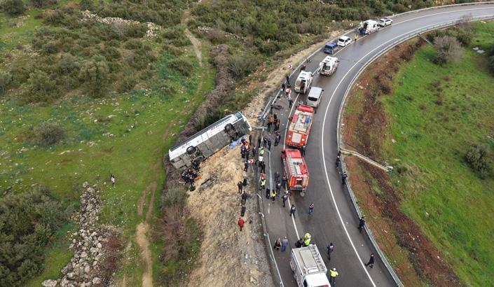 İki ilde katliam gibi kaza: 17 can kaybı Olay yerinden ilk görüntüler