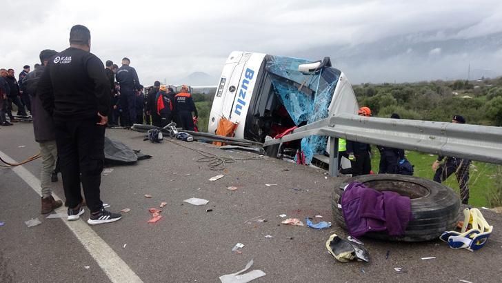 İki ilde katliam gibi kaza: 17 can kaybı Olay yerinden ilk görüntüler