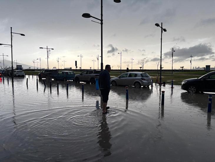 Sağanak İzmir’de hayatı felç etti Vatandaş isyanda: Altyapı da, çalışma da yok