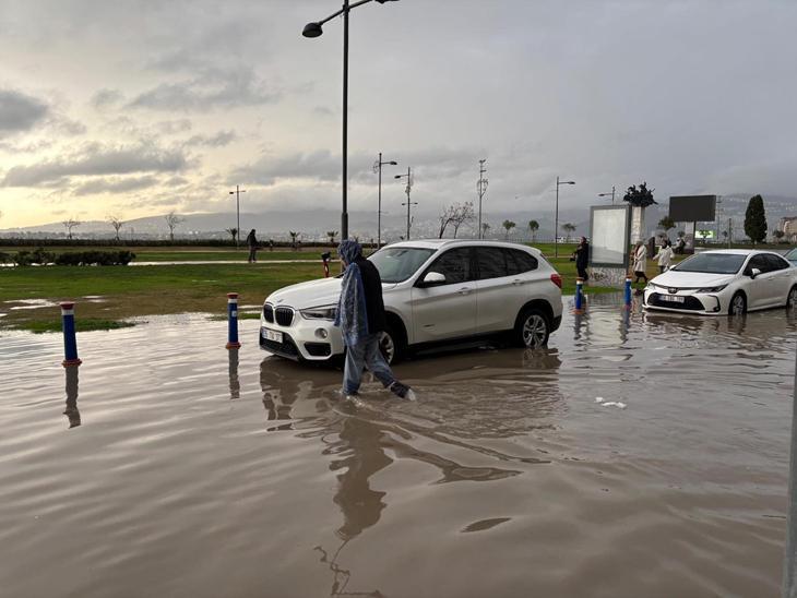 Sağanak İzmir’de hayatı felç etti Vatandaş isyanda: Altyapı da, çalışma da yok
