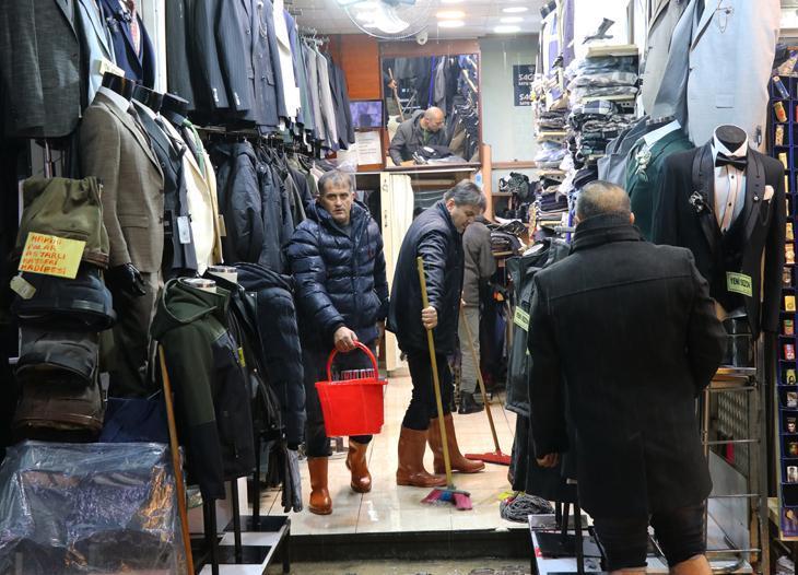 Sağanak İzmir’de hayatı felç etti Vatandaş isyanda: Altyapı da, çalışma da yok
