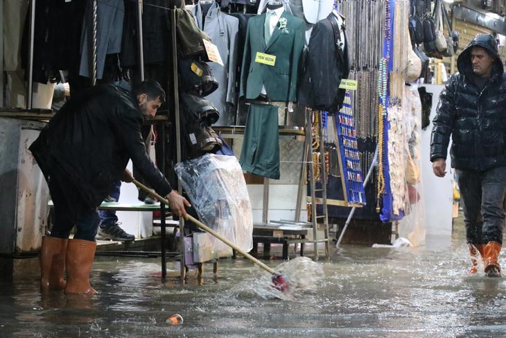 Sağanak İzmir’de hayatı felç etti Vatandaş isyanda: Altyapı da, çalışma da yok