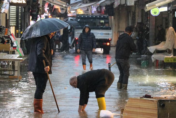 Sağanak İzmir’de hayatı felç etti Vatandaş isyanda: Altyapı da, çalışma da yok