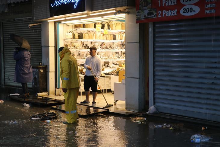 Sağanak İzmir’de hayatı felç etti Vatandaş isyanda: Altyapı da, çalışma da yok
