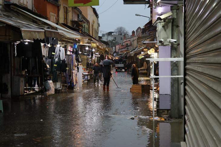Sağanak İzmir’de hayatı felç etti Vatandaş isyanda: Altyapı da, çalışma da yok