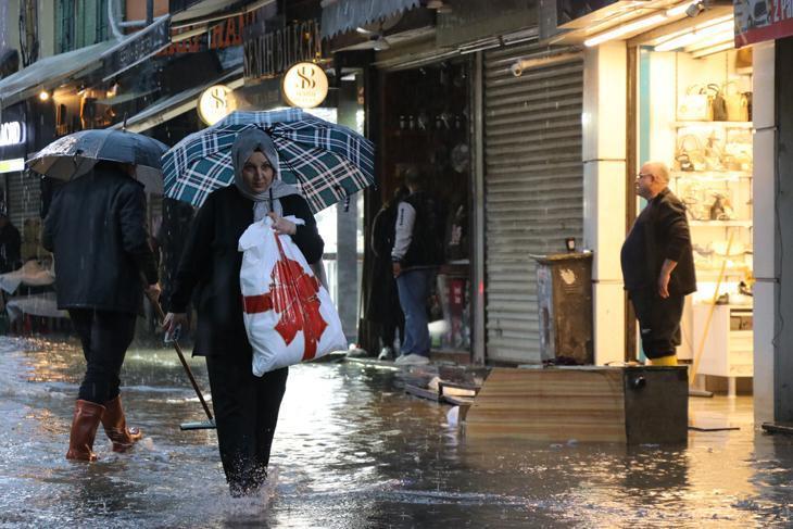 Sağanak İzmir’de hayatı felç etti Vatandaş isyanda: Altyapı da, çalışma da yok