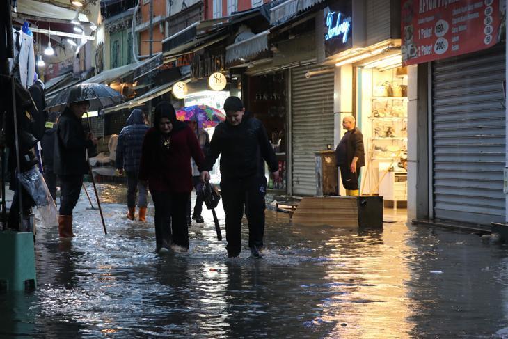 Sağanak İzmir’de hayatı felç etti Vatandaş isyanda: Altyapı da, çalışma da yok