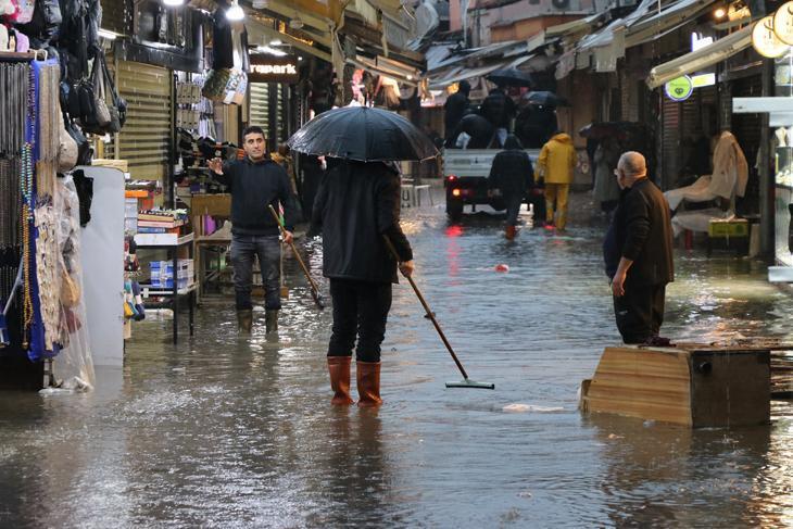 Sağanak İzmir’de hayatı felç etti Vatandaş isyanda: Altyapı da, çalışma da yok