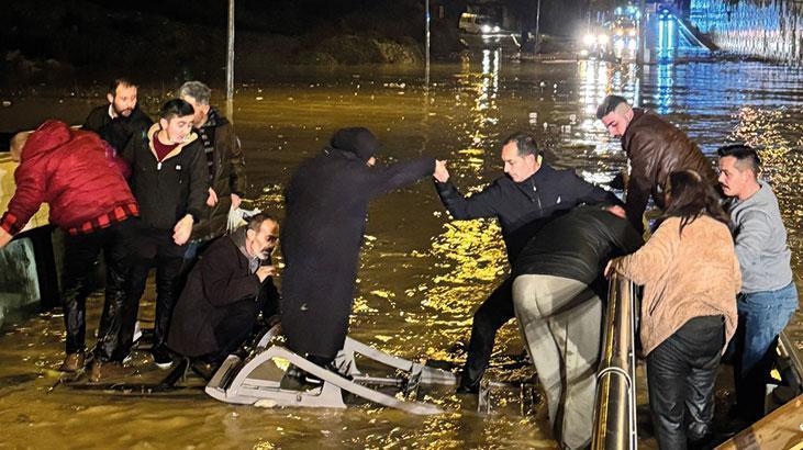 Aydında minibüs suya gömüldü, 20 yolcu mahsur kaldı