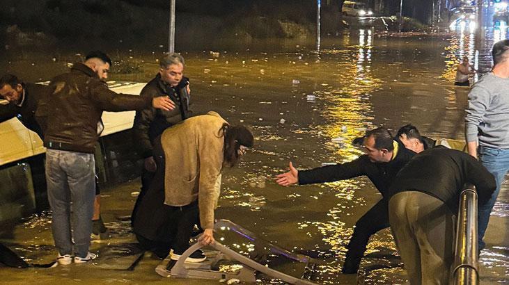 Aydında minibüs suya gömüldü, 20 yolcu mahsur kaldı