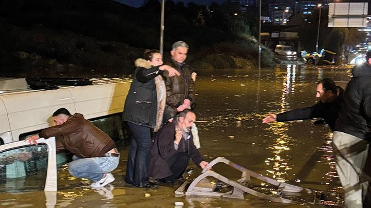 Aydında minibüs suya gömüldü, 20 yolcu mahsur kaldı