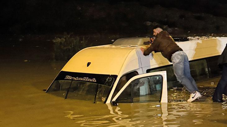 Aydında minibüs suya gömüldü, 20 yolcu mahsur kaldı