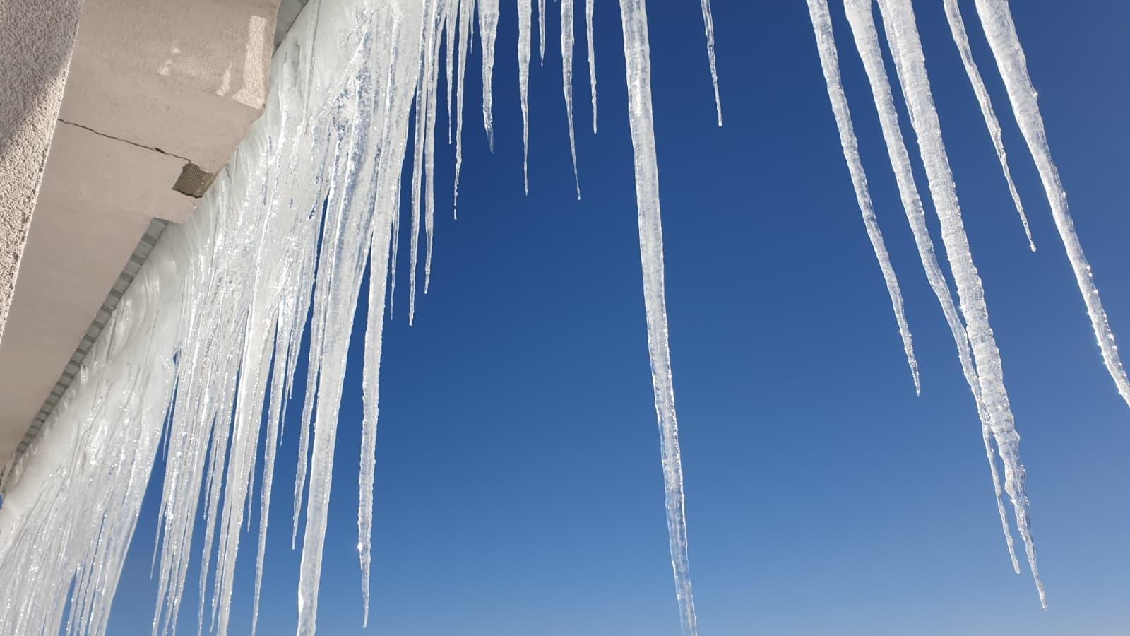 Tek katlı evler kar altında 82 yerleşim yerine ulaşım durdu