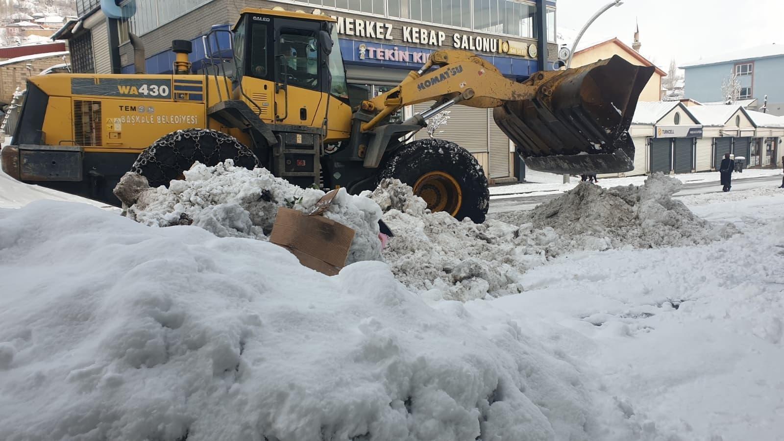 Tek katlı evler kar altında 82 yerleşim yerine ulaşım durdu