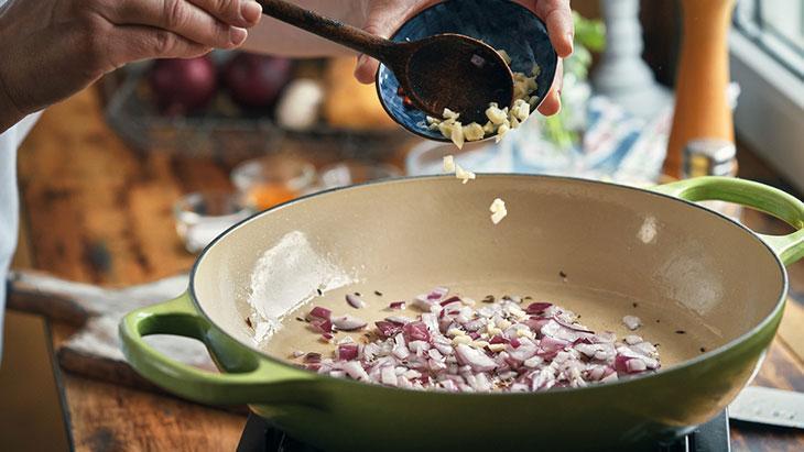 Yemeklere mutlaka sarımsak ve soğan katın Yemeklere mutlaka sarımsak ve soğan katın