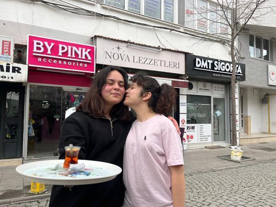 ESNAF OLARAK, SOKAK OLARAK HEPİMİZ KENDİSİNDEN ÇOK MEMNUNUZ