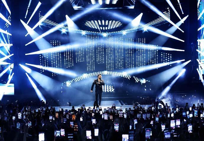 ÜNLÜ İSİMLER DE SEYİRCİLER ARASINDA KONSERİ İZLEDİ ÜNLÜ İSİMLER DE SEYİRCİLER ARASINDA KONSERİ İZLEDİ