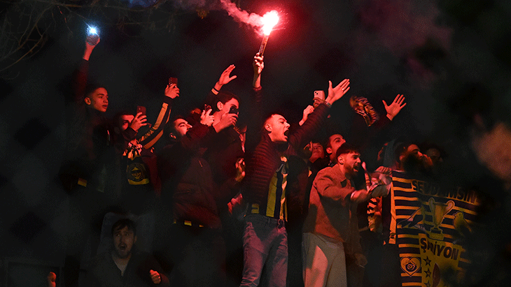 Fenerbahçe taraftarları NGolo Kante için havalimanında