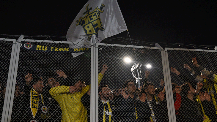 Fenerbahçe taraftarları NGolo Kante için havalimanında