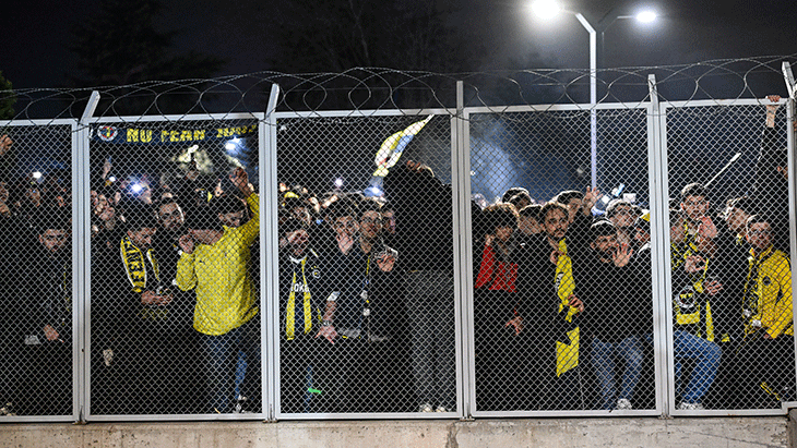 Fenerbahçe taraftarları NGolo Kante için havalimanında
