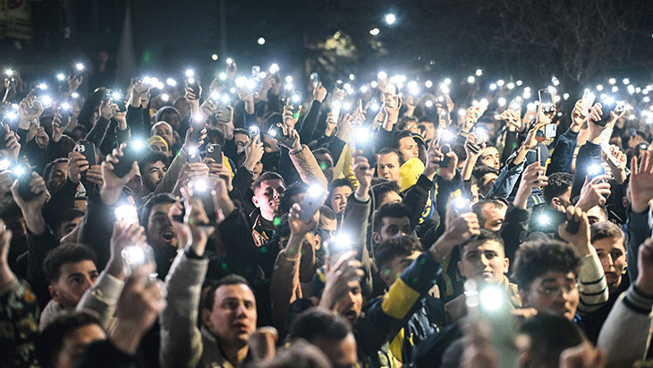 Fenerbahçe taraftarları NGolo Kante için havalimanında
