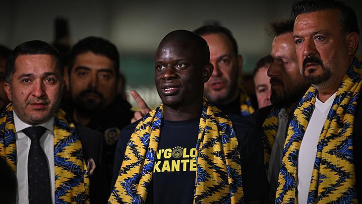 Fenerbahçe taraftarları NGolo Kante için havalimanında