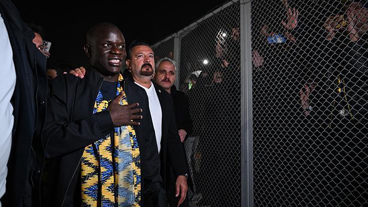 Fenerbahçe taraftarları NGolo Kante için havalimanında