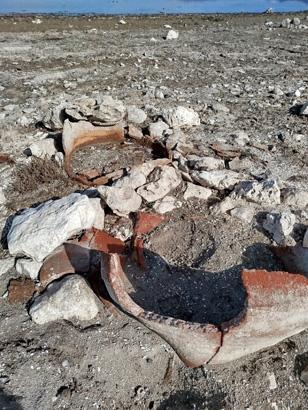 Yüzyıllardır suyun altındaydı Kıyıya vuran küplerin içinden çıktı