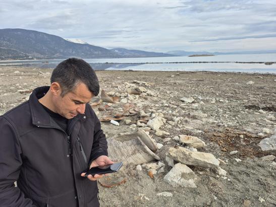 Yüzyıllardır suyun altındaydı Kıyıya vuran küplerin içinden çıktı