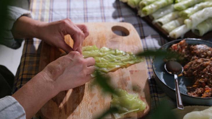 Sarma sararken parçalanan yapraklara son Ustaların pratik lahana seçme yöntemi Sarma sararken parçalanan yapraklara son Ustaların pratik lahana seçme yöntemi