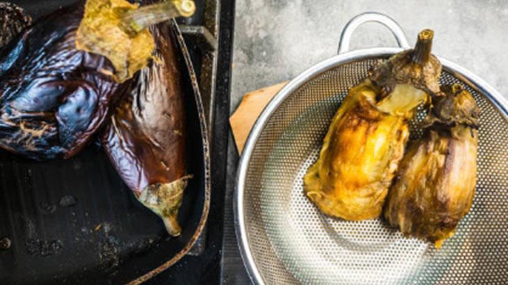 Et yemeğinin yanında iyi gider: Közlenmiş patlıcan mezesi nasıl hazırlanır Et yemeğinin yanında iyi gider: Közlenmiş patlıcan mezesi nasıl hazırlanır