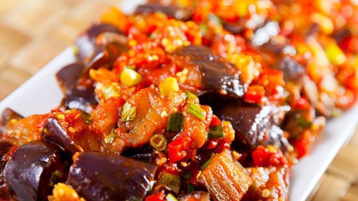 Et yemeğinin yanında iyi gider: Közlenmiş patlıcan mezesi nasıl hazırlanır Et yemeğinin yanında iyi gider: Közlenmiş patlıcan mezesi nasıl hazırlanır