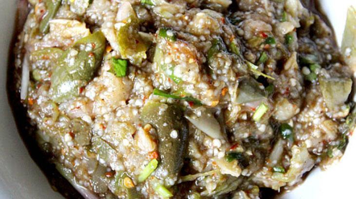 Et yemeğinin yanında iyi gider: Közlenmiş patlıcan mezesi nasıl hazırlanır Et yemeğinin yanında iyi gider: Közlenmiş patlıcan mezesi nasıl hazırlanır