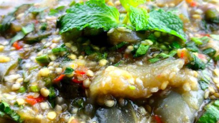 Et yemeğinin yanında iyi gider: Közlenmiş patlıcan mezesi nasıl hazırlanır Et yemeğinin yanında iyi gider: Közlenmiş patlıcan mezesi nasıl hazırlanır