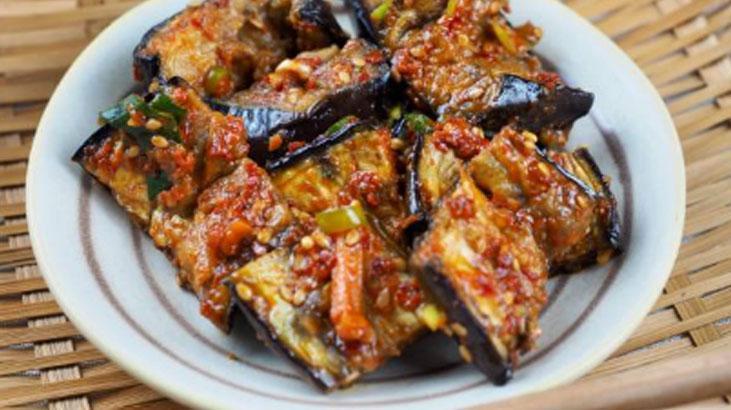 Et yemeğinin yanında iyi gider: Közlenmiş patlıcan mezesi nasıl hazırlanır Et yemeğinin yanında iyi gider: Közlenmiş patlıcan mezesi nasıl hazırlanır