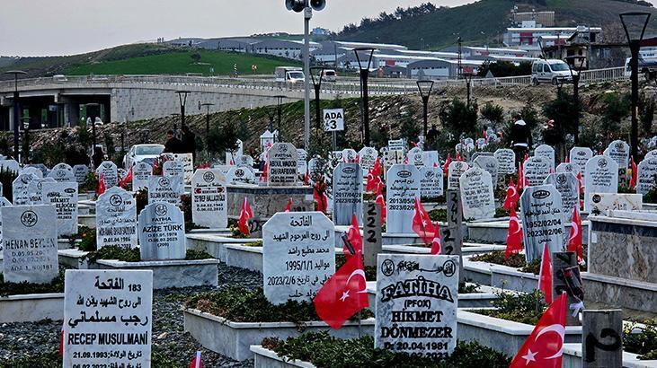 Depremin 3. yıl dönümünde Hatay’da mezarlıklarda hüzün