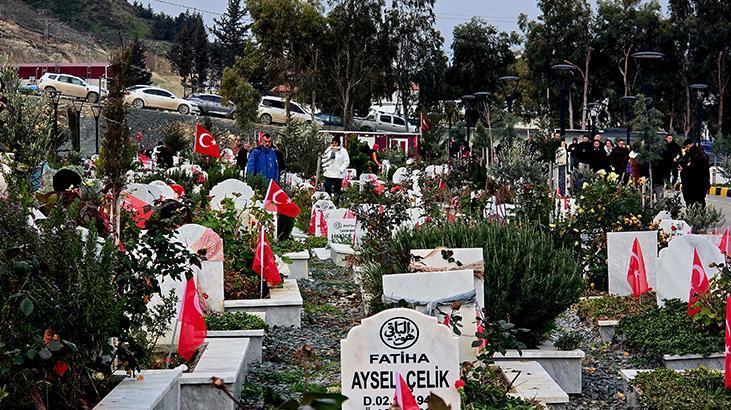 Depremin 3. yıl dönümünde Hatay’da mezarlıklarda hüzün