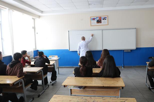 ‘MEZUN ETTİĞİM ÖĞRENCİLERİM BENİ TANIDI’