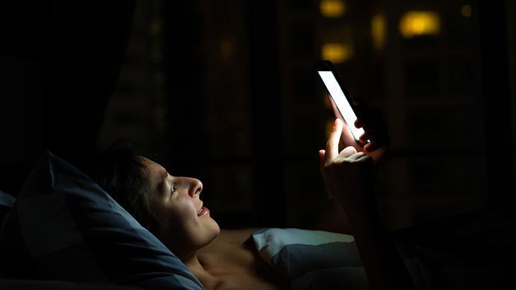 Yatmadan önce telefona bakanlara uzmanından uyarı: Beyniniz size oyun oynuyor Yatmadan önce telefona bakanlara uzmanından uyarı: Beyniniz size oyun oynuyor