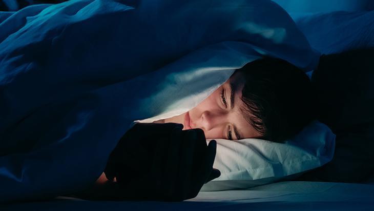 Yatmadan önce telefona bakanlara uzmanından uyarı: Beyniniz size oyun oynuyor Yatmadan önce telefona bakanlara uzmanından uyarı: Beyniniz size oyun oynuyor