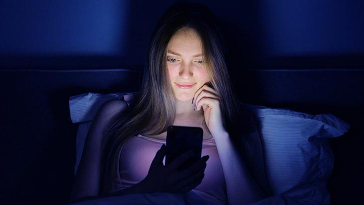 Yatmadan önce telefona bakanlara uzmanından uyarı: Beyniniz size oyun oynuyor Yatmadan önce telefona bakanlara uzmanından uyarı: Beyniniz size oyun oynuyor