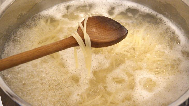 Bulaşıkta yağ çözücü etki sağlar Bulaşıkta yağ çözücü etki sağlar