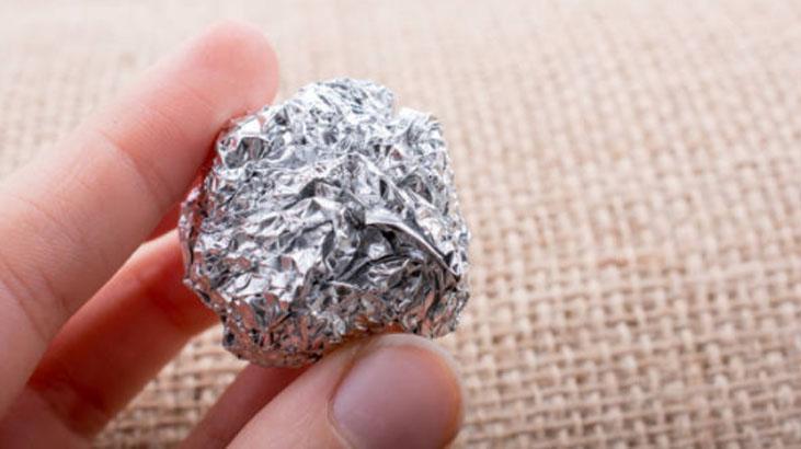 Ne bez ne fırça Küçük folyo topları ayna gibi parlatıyor, sürgüye sürün