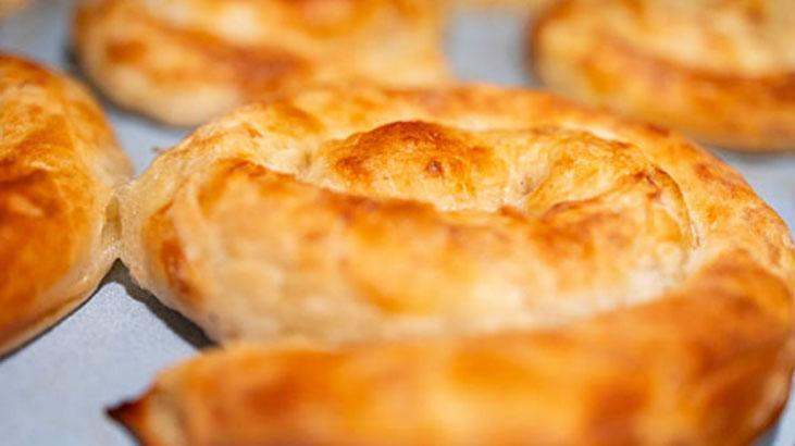 Çıtır çıtır börekler hazırlamak için maden suyu kullanılır mı Yufka altın gibi kızarıyor