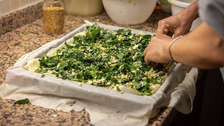 Çıtır çıtır börekler hazırlamak için maden suyu kullanılır mı Yufka altın gibi kızarıyor