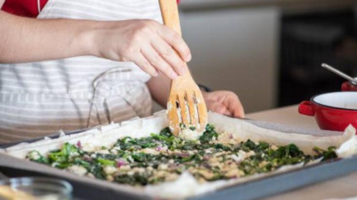 Çıtır çıtır börekler hazırlamak için maden suyu kullanılır mı Yufka altın gibi kızarıyor