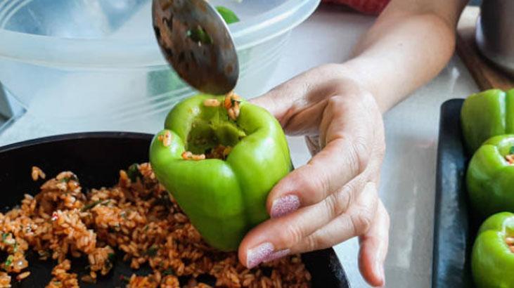 Misafir sofralarını şenlendiren biber dolması tarifi Fırında hazırlayın, tadı nefis