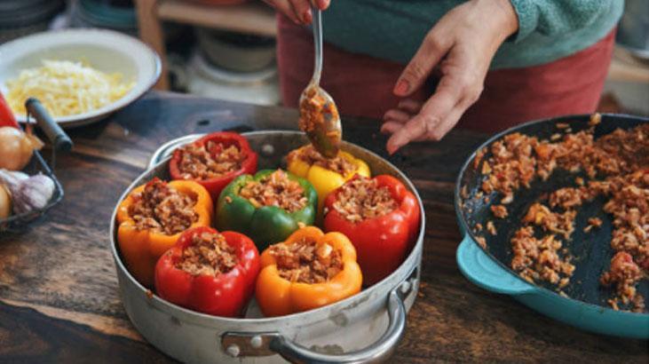 Misafir sofralarını şenlendiren biber dolması tarifi Fırında hazırlayın, tadı nefis